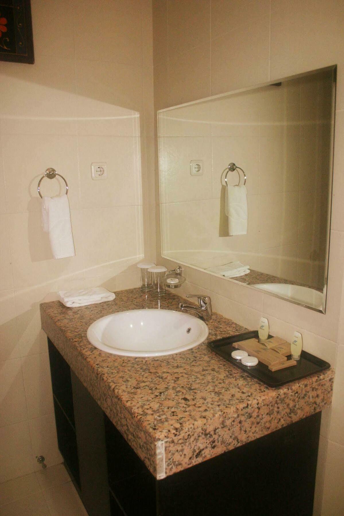 Royal Mamberamo Hotel Sorong Dış mekan fotoğraf